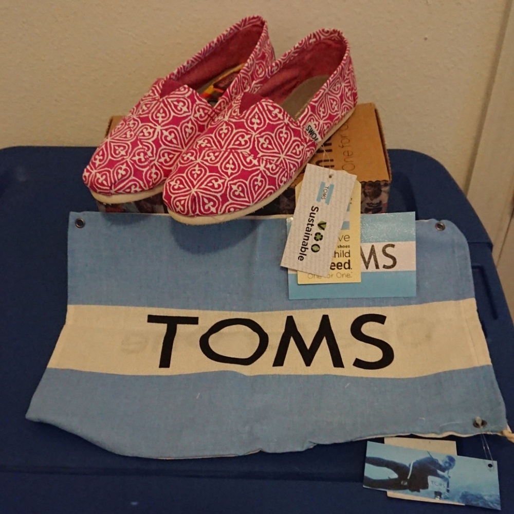 NIB 6.5 TOMS Classic - Pink Circle Print Canvas
